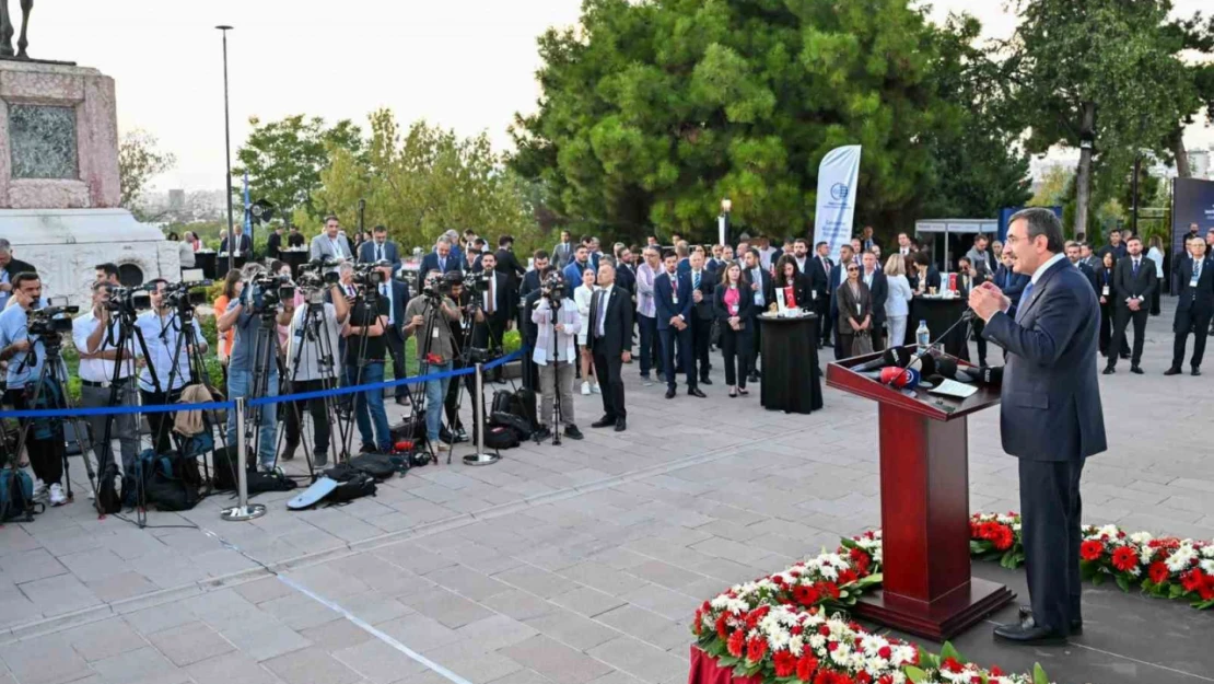 Cumhurbaşkanı Yardımcısı Cevdet Yılmaz, Eylül ayı enflasyonuyla birlikte 40'lı rakamları göreceğimizi tahmin ediyoruz. Yılsonu itibarıyla da yüzde 41,5 gibi bir beklentimiz var dedi.