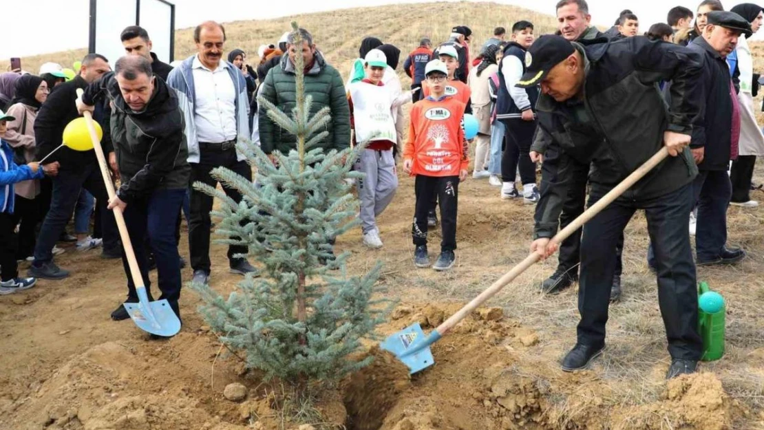 Cumhuriyet'e nefes olacak fidanlar toprakla buluştu