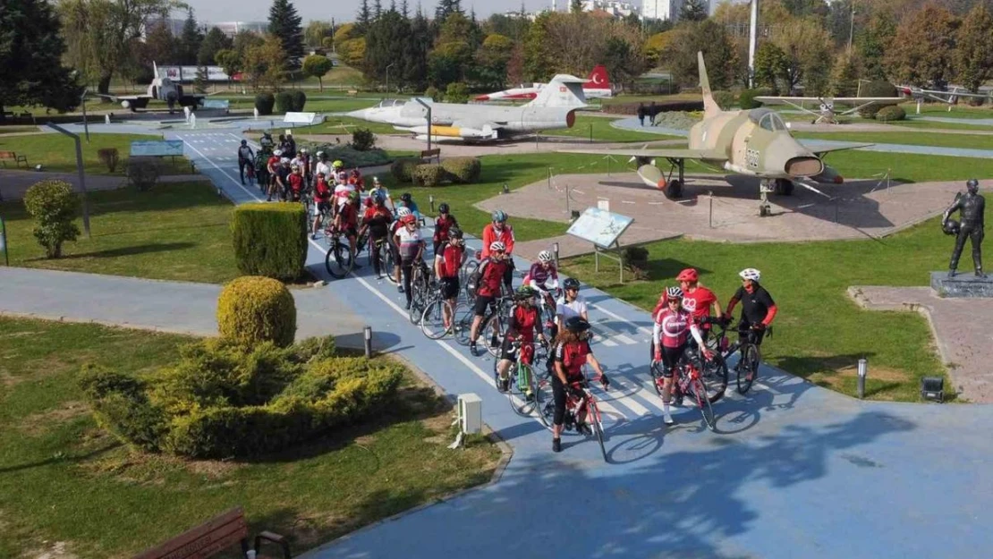 Cumhuriyet'in 100'üncü yılı için 100 kilometre pedal çevirdiler