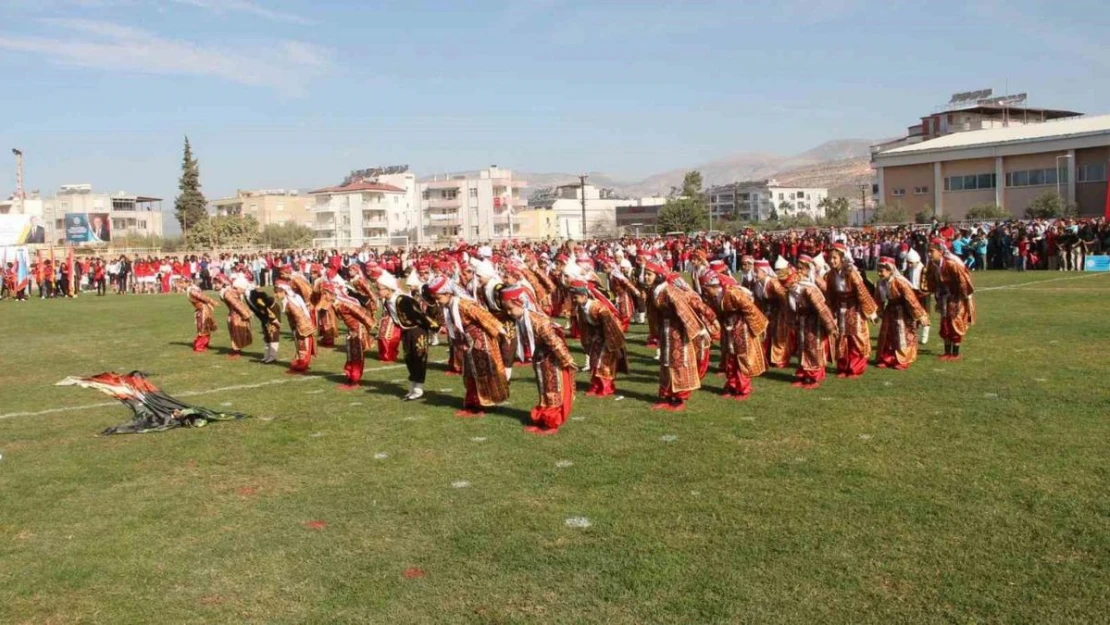 Cumhuriyet'in 100'üncü yılında 100 öğretmen zeybek oynadı