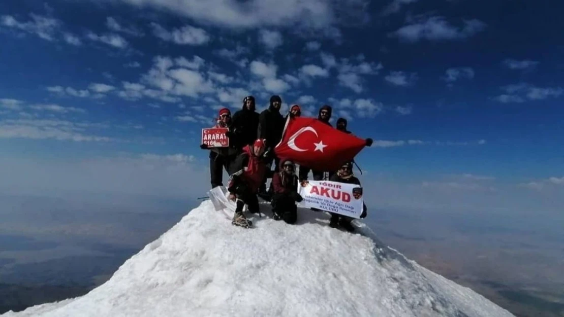 Cumhuriyet'in 100. yılı Ağrı Dağı zirvesinde kutlandı