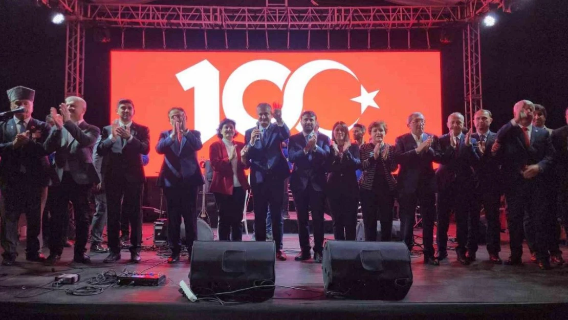 Cumhuriyet'in 100. yılı kutlamaları fener alayıyla devam etti