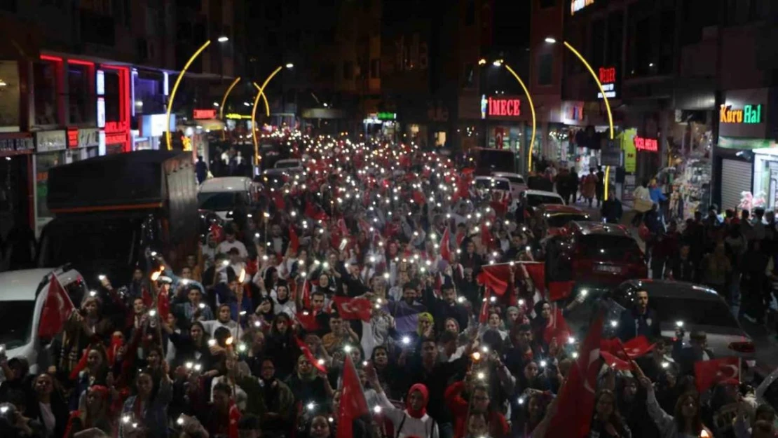 Cumhuriyet'in 100. yılında fener alayında buluştular