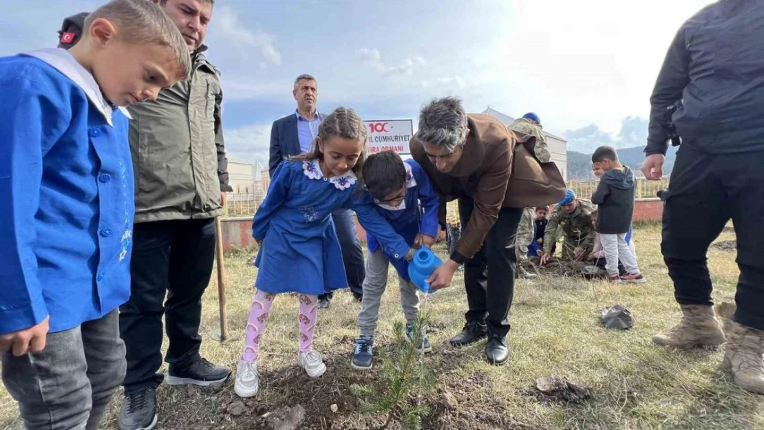 Cumhuriyet'in 100. yılında Sarıkamış'ta fidanlar toprakla buluştu