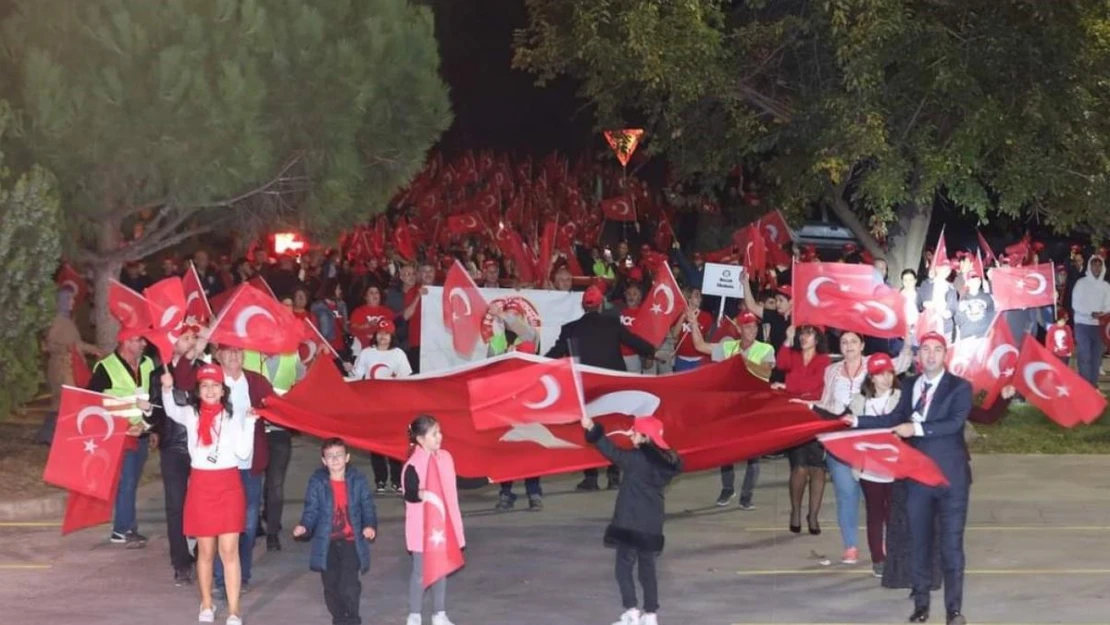 Cumhuriyet'in 100. yılını salonda değil kortejle meydanda kutladılar