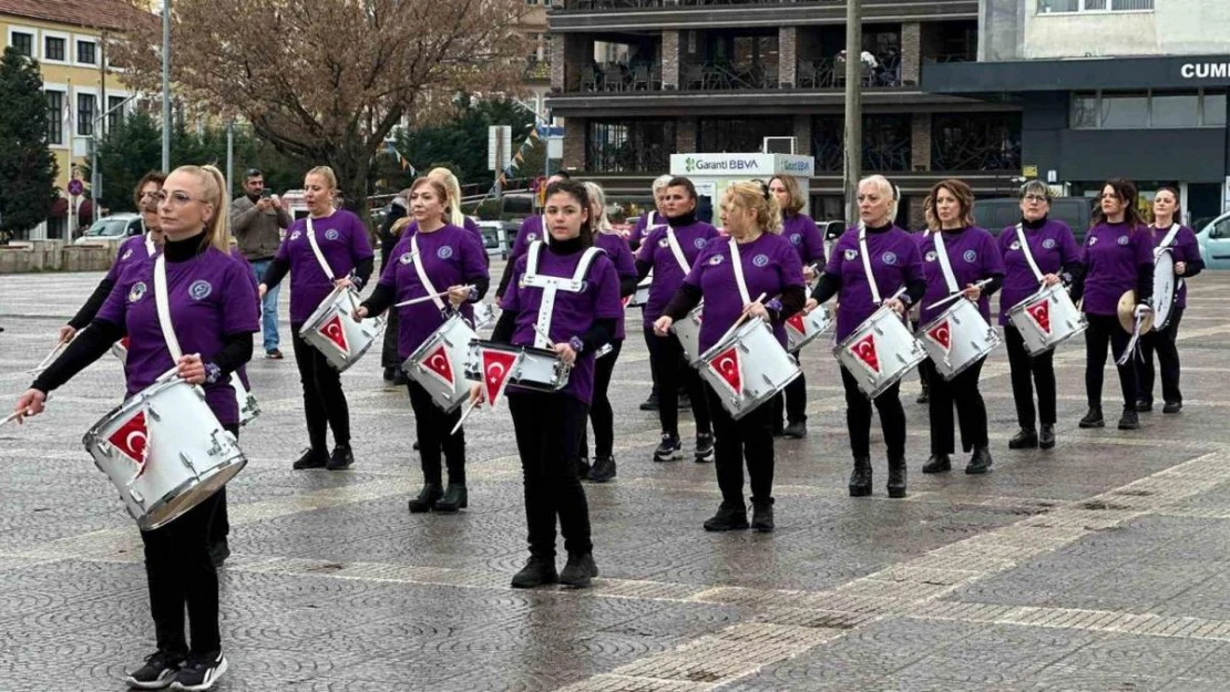 Cumhuriyet Kadınları Bando Takımı'ndan 'Kadınlar Günü' gösterisi