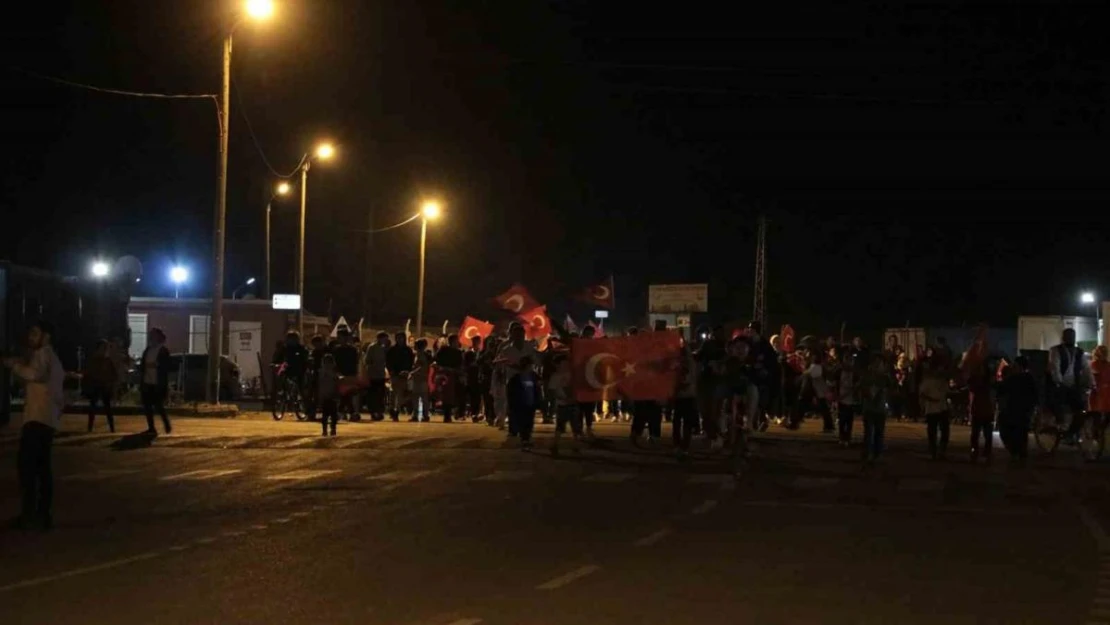 Cumhuriyetin 100. yılı konteyner kentte kortej yürüyüşü ile kutlandı