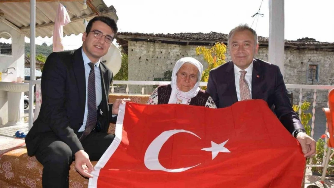 Cumhuriyetle yaşıt kadına kaymakam ve başkandan ziyaret