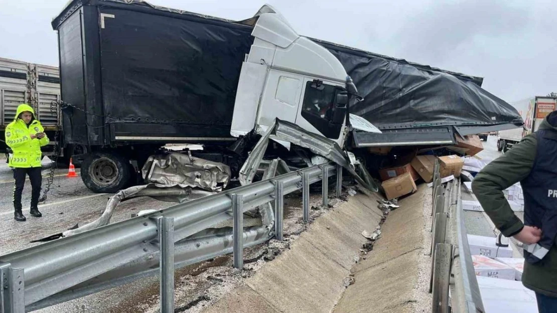 D100'de bariyerlere çarpan tırdaki 2 kişi yaralandı