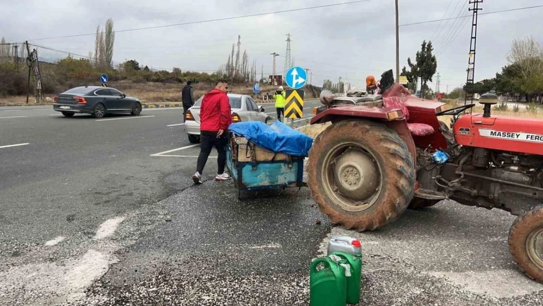 D100'de otomobil ile traktör çarpıştı: 1 yaralı