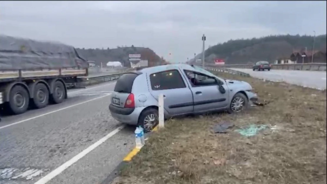 D100 karayolunda bariyerlere çarpan otomobildeki 2 kişi yaralandı