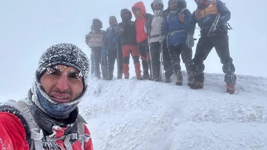 Dağcılar dondurucu soğukta Ağrı Dağı'na tırmandı