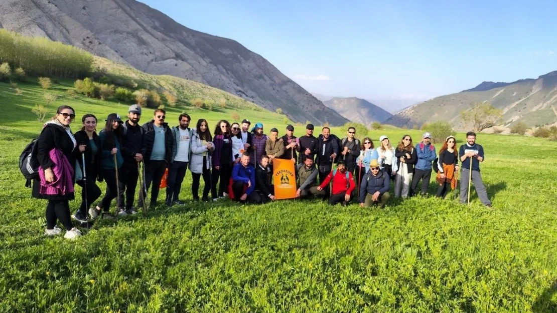 Dağcılar Hakkari'nin tarihi köyünü gezdi