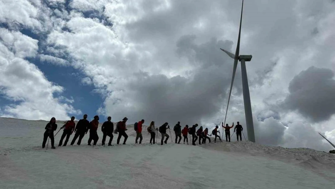 Dağcılar yenilenebilir enerjiye dikkat çekmek için tırmandı