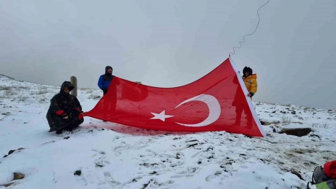 Dağcılar, yıpranan Türk Bayrağı'nı değiştirdi