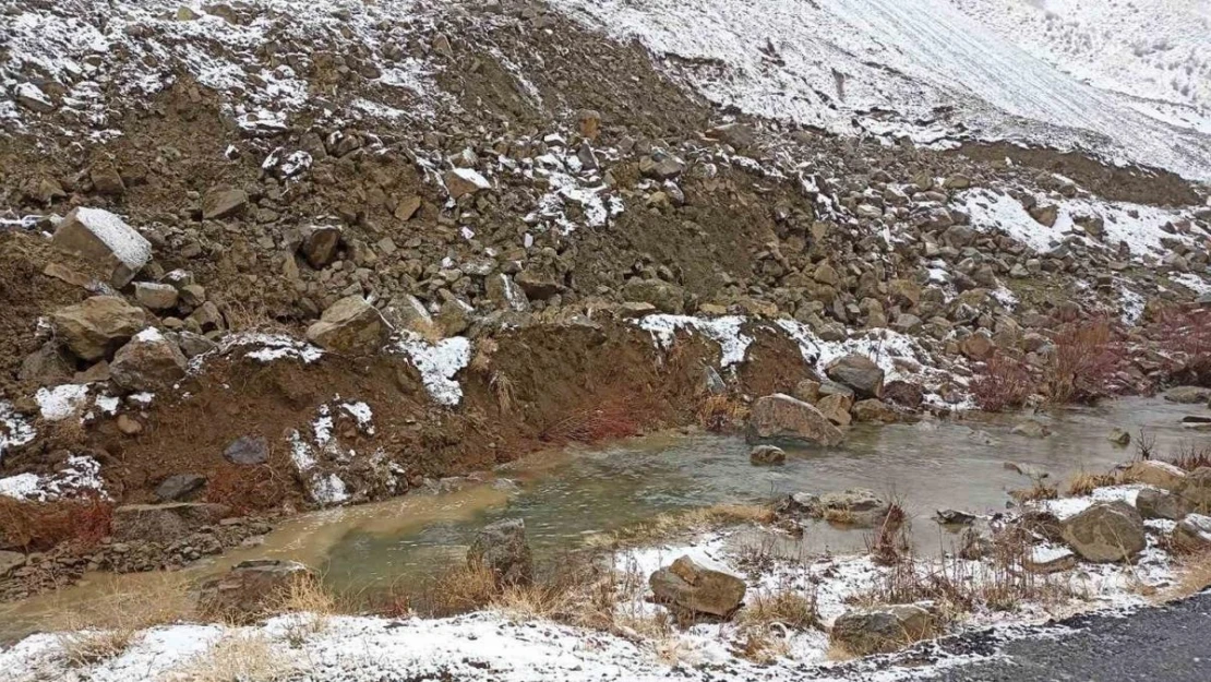 Dağdan kopan kaya parçaları köy halkını korkuttu