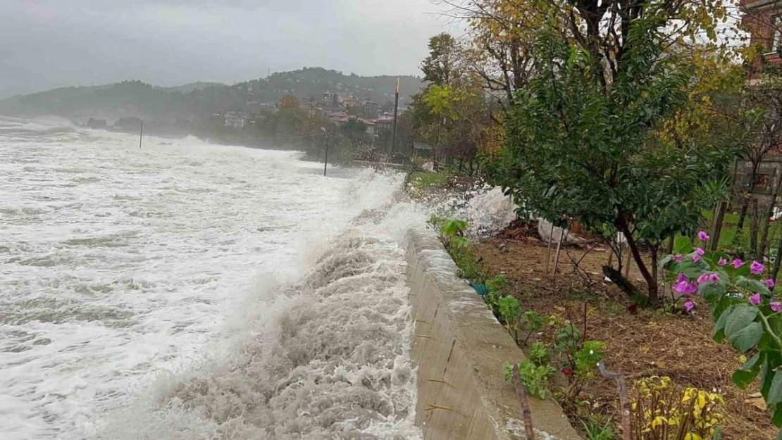 Dalgalar Karadeniz Sahil Yolu'na kadar ulaştı