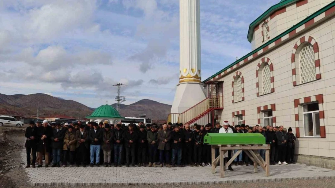 Darıca'da öldürülen genç kadın memleketi Erzurum'da toprağa verildi