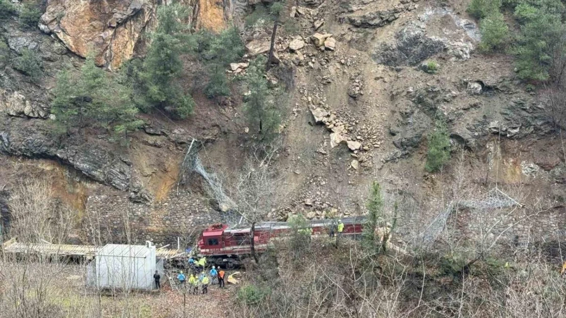 Demir yolunu kapatan kayalar ile raydan çıkan lokomotifi kaldırma çalışmaları sürüyor