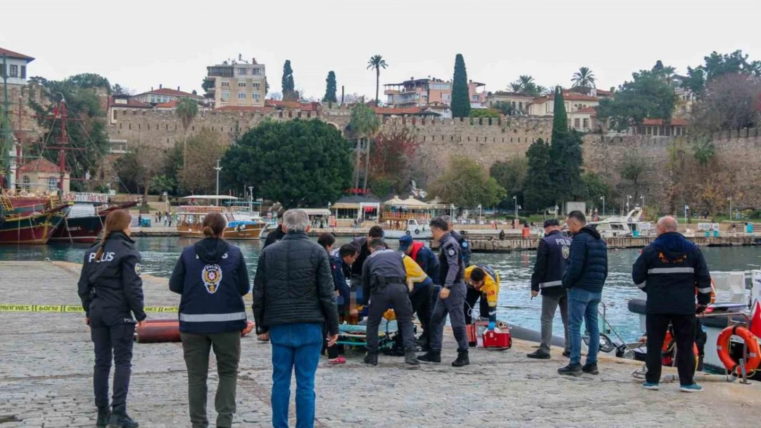 Deniz üzerinde hareketsiz bulunan şahsı hayatta tutmak için kalp masajı sırasına girdiler