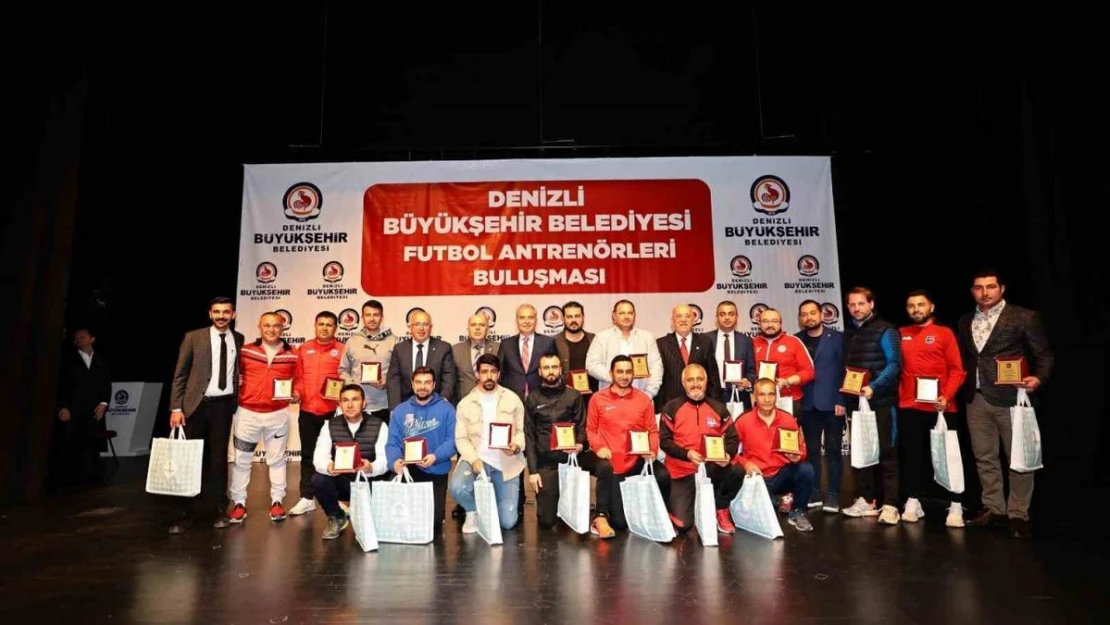 Denizli Büyükşehirden futbol antrenörlerine malzeme desteği