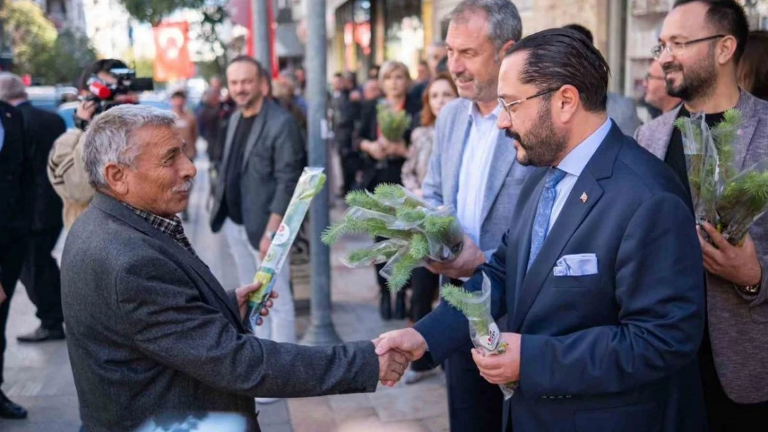 Denizli MHP iklim değişikliğine dikkat çekmek için fidan dağıttı