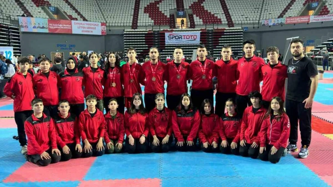 Denizlili Kick Boks takımı 2 Türkiye şampiyonluğu aldı