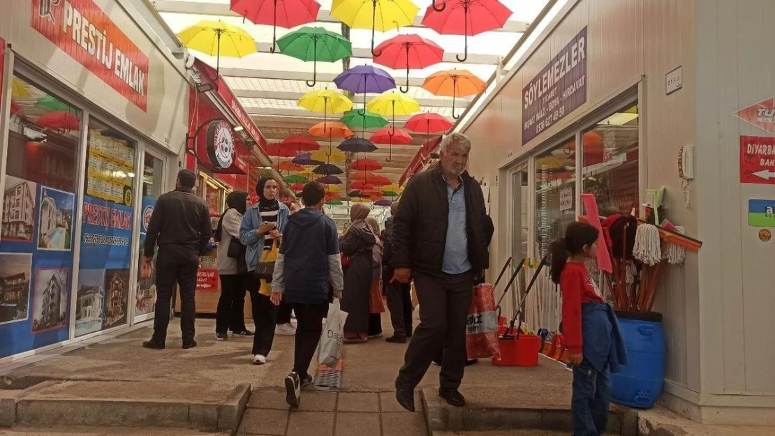 Deprem bölgesi Malatya'da konteyner çarşılarda yoğunluk yaşanıyor