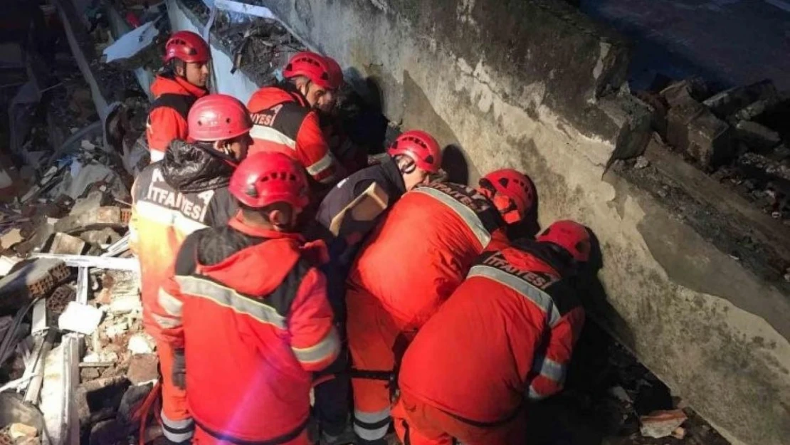 Deprem bölgesine görevli giden itfaiyeci, 10 akrabasının cenazelerini nasıl çıkardığını anlattı