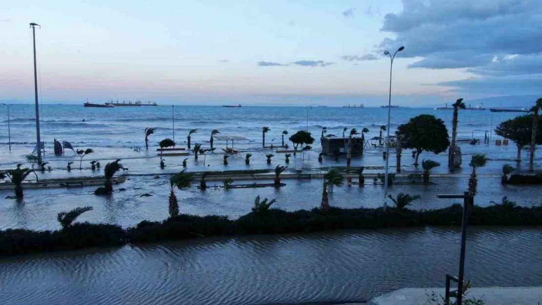 Deprem sonrası 1 metreyi bulan çökmenin yaşandığı İskenderun Körfezi'nde denizle kara birleşti