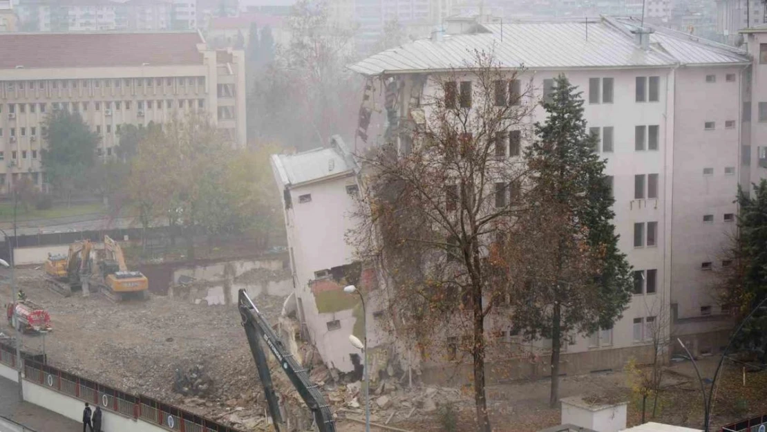 Depremde ağır hasar alan Gaziantep Emniyet Müdürlüğü Binası yıkım işlemleri sürüyor