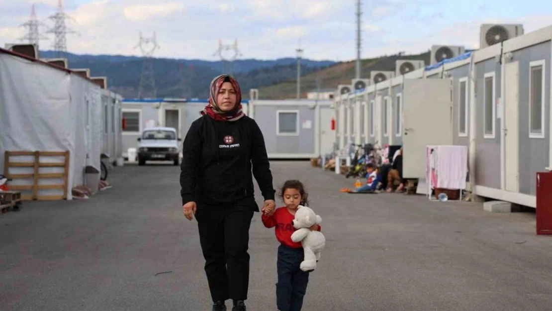 Depremde binadaki 70 kişiden 66'sı hayatını kaybetti, kurtulan ailede anne hem çocuğuna bakıyor hem çalışıyor