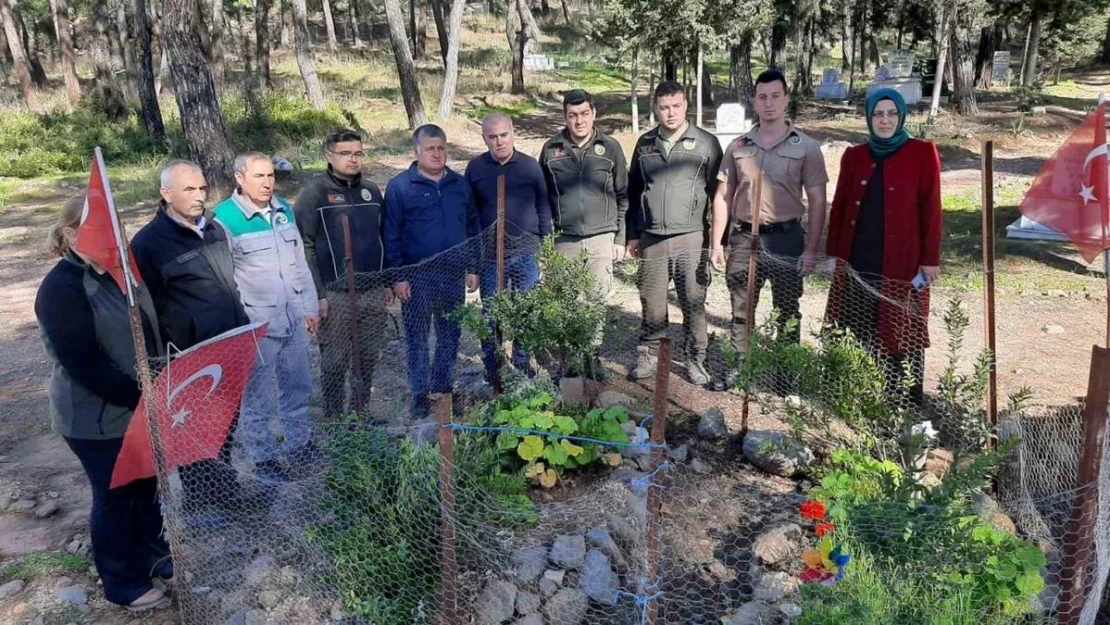 Depremde enkaz altında kalarak hayatını kaybeden şube müdürü ve kızı mezarı başında anıldı