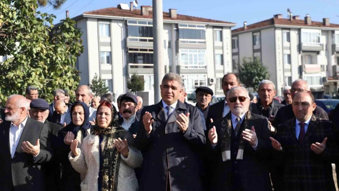 Depremde hasar gören cami