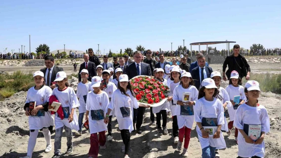 Depremde hayatını kaybedenler anısına Van Gölü'ne çelenk bırakıldı