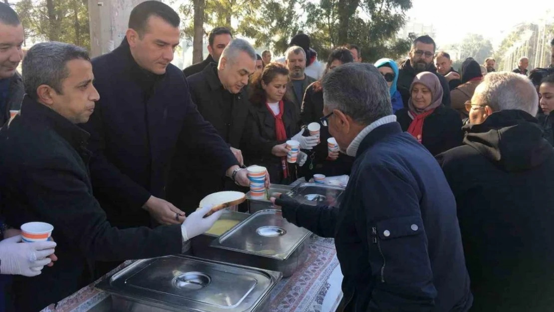 Depremde hayatını kaybedenler adına çorba dağıtıldı