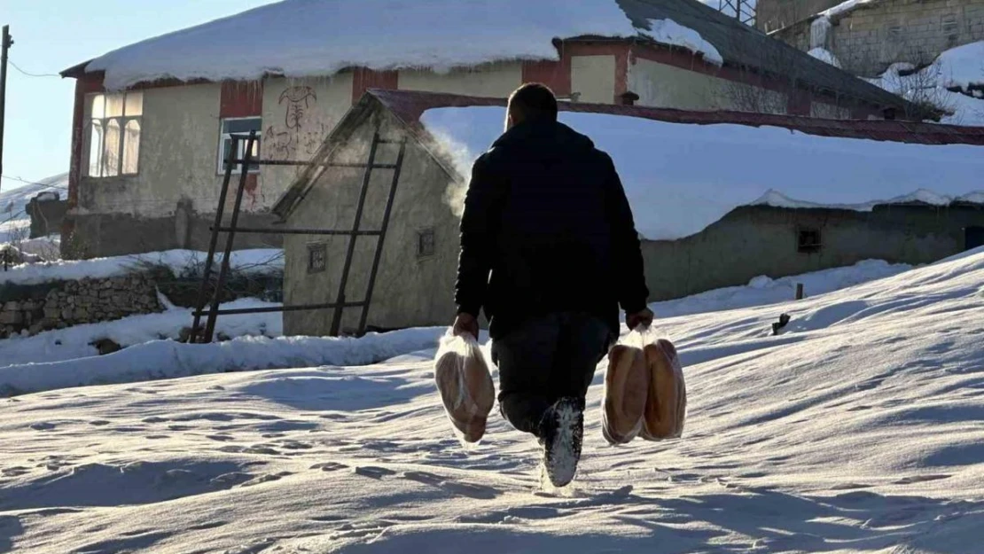 Depremde hayatını kaybedenler için köy köy gezerek ekmek dağıttı