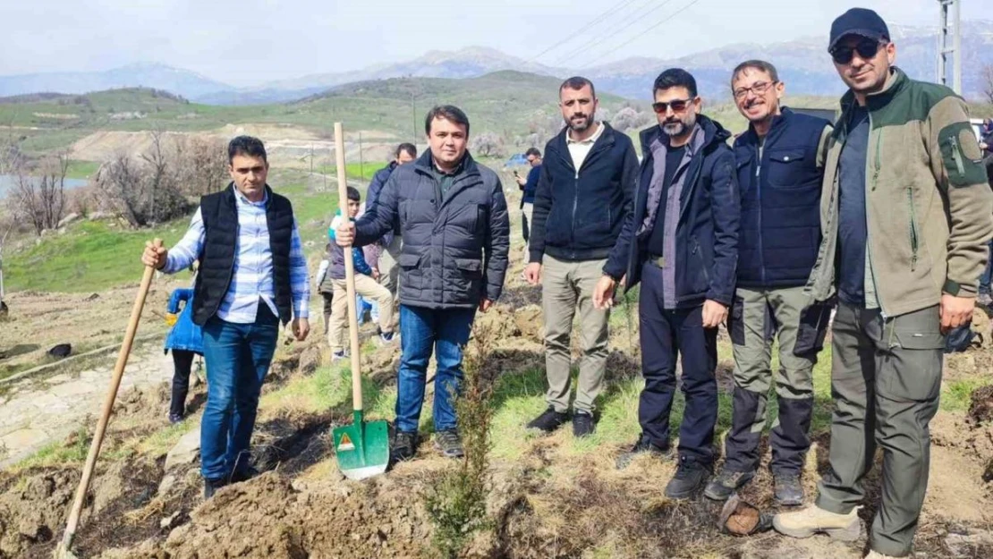 Depremde hayatını kaybedenlerin anısına bin fidan toprakla buluştu