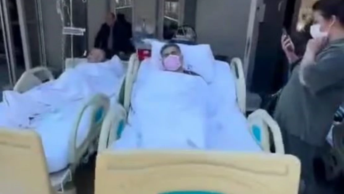 Depremin ardından hastalar sedyelerle tahliye edildi