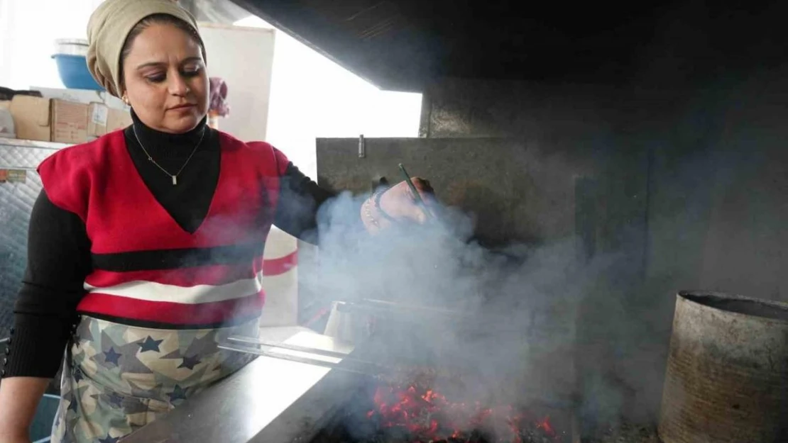 Depremin izlerini silebilmek için başladı, şehrin tek kadın kebap ustası oldu