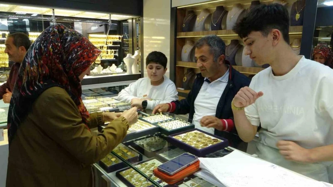 Depremin vurduğu Malatya'da tarihi Kapalı Çarşı'ya ilgi arttı