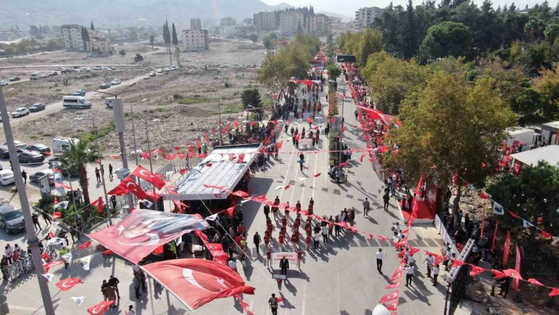 Depremin yerle bir ettiği Hatay'da Cumhuriyet Bayramı coşkuyla kutlandı