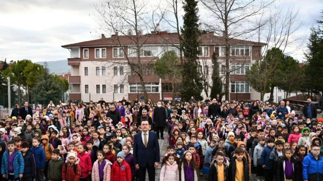 Depremlerde hayatını kaybedenler okullarda anıldı