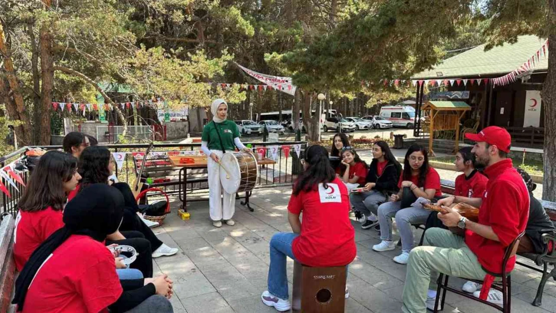 Depremzede öğrenciler Kızılay'ın Çamkoru Kampı'nda buluştu