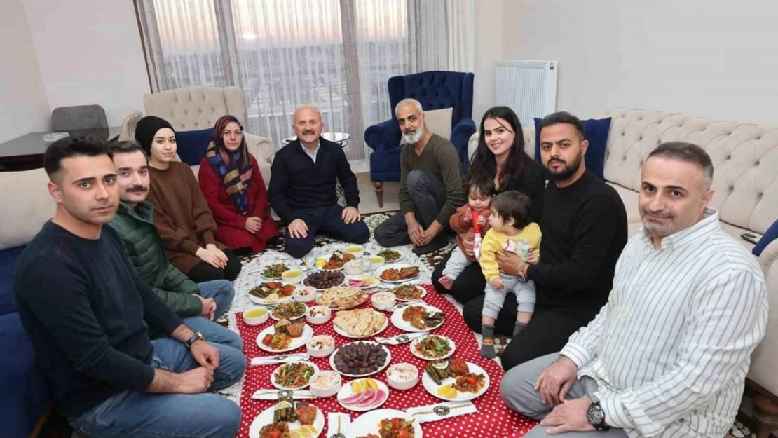 Depremzedeler iftarlarını yeni yuvalarında açtı