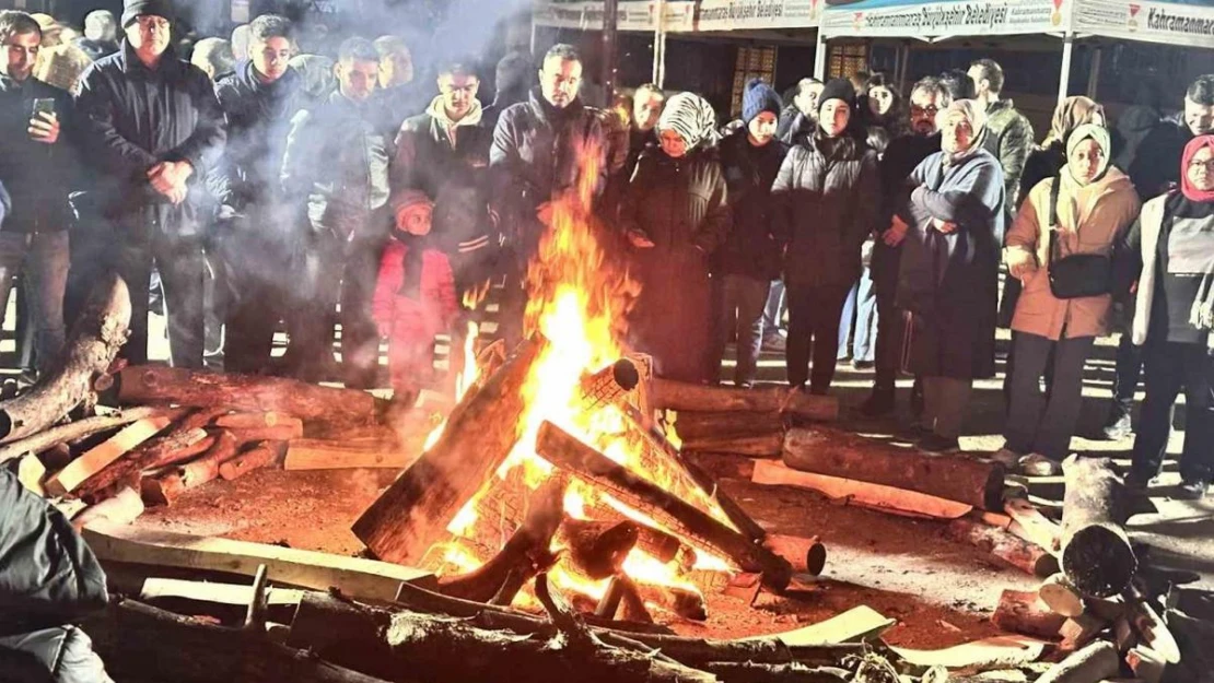 Depremzedeler yıkılan Ebrar Sitesi'nin bulunduğu alanda ölen yakınlarını andı