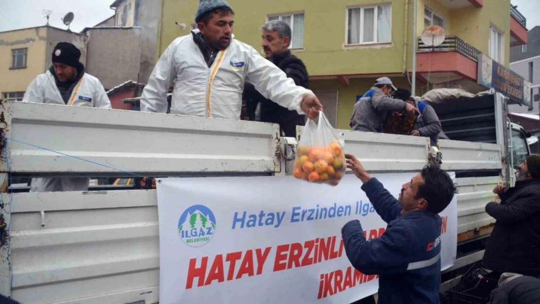 Depremzedelerden vefa: Kendilerini yalnız bırakmayan ilçeye 1 kamyon dolusu narenciye gönderdiler