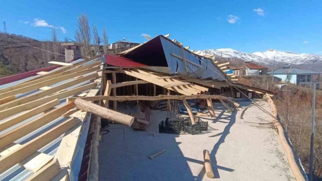 Derecik'te etkili olan fırtına ev ve ahırın çatısını uçurdu