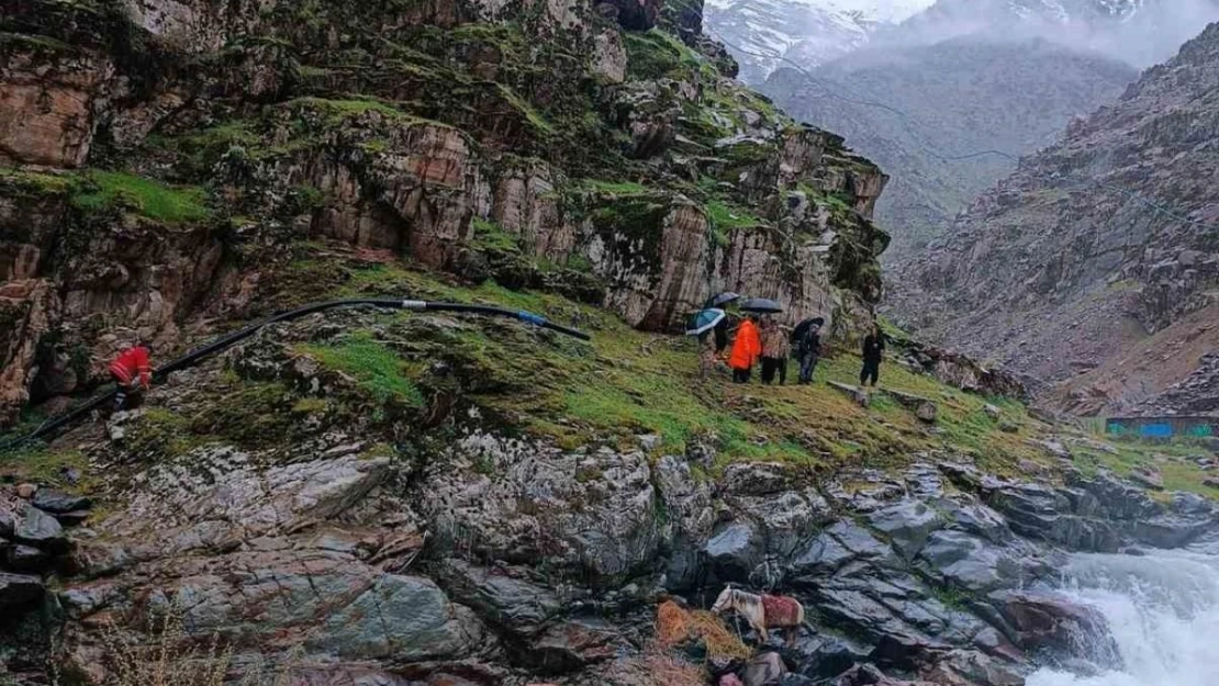 Dereye düşen at kurtarıldı