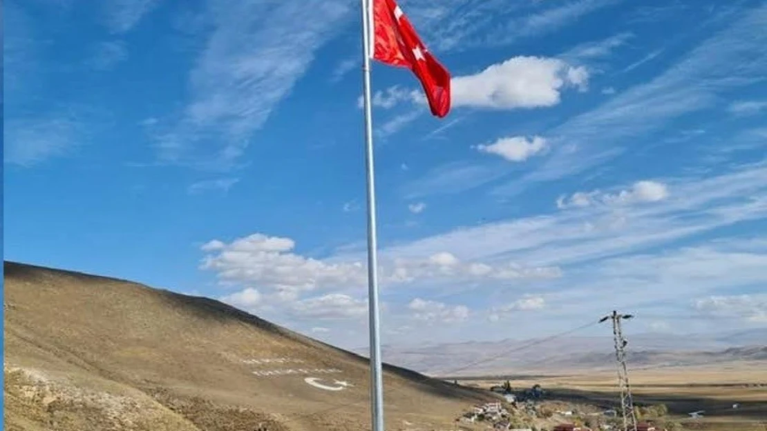 Dev Türk Bayrağı Çıldır semalarında dalgalanacak